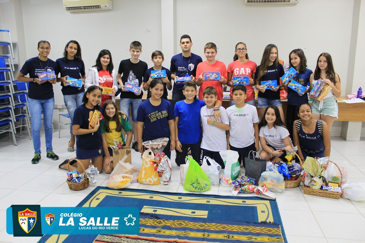 Grupo de Jovens com as doações coletadas